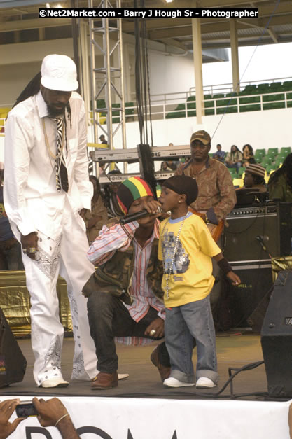 Beenie Man - Cure Fest 2007 - Longing For Concert at Trelawny Multi Purpose Stadium, Trelawny, Jamaica - Sunday, October 14, 2007 - Cure Fest 2007 October 12th-14th, 2007 Presented by Danger Promotions, Iyah Cure Promotions, and Brass Gate Promotions - Alison Young, Publicist - Photographs by Net2Market.com - Barry J. Hough Sr, Photographer - Negril Travel Guide, Negril Jamaica WI - http://www.negriltravelguide.com - info@negriltravelguide.com...!