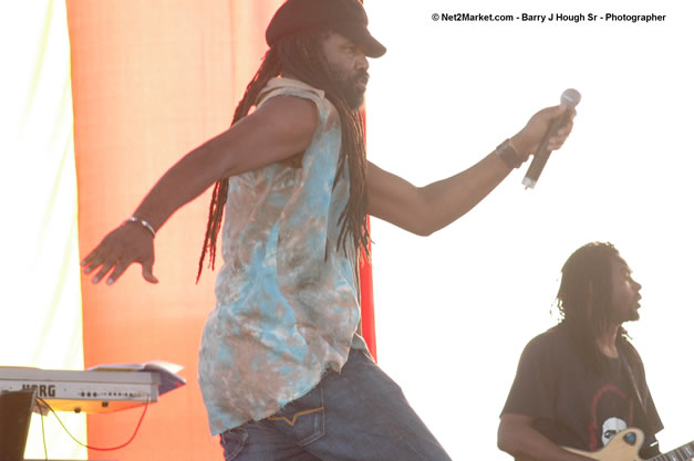 Tony Rebel Closing Tru-Juice Rebel Salute 2007 - Saturday, January 13, 2007, Port Kaiser Sports Club, St. Elizabeth - Negril Travel Guide, Negril Jamaica WI - http://www.negriltravelguide.com - info@negriltravelguide.com...!