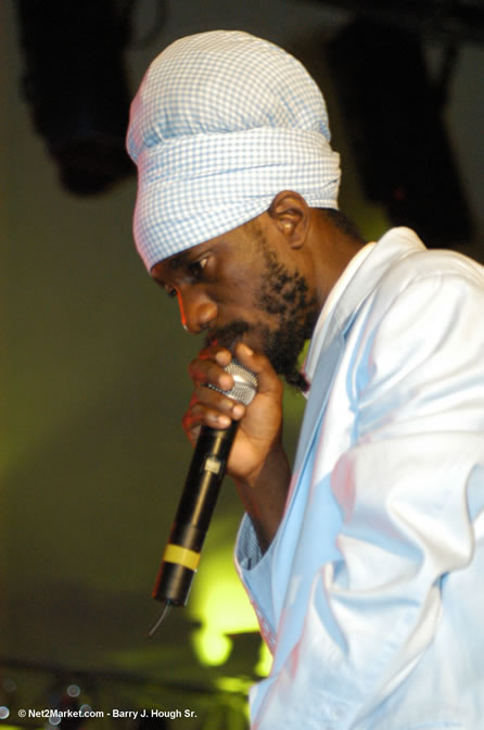 Sizzla - Red Stripe Reggae Sumfest 2005 - Dancehall Night - July 21th, 2005 - Negril Travel Guide, Negril Jamaica WI - http://www.negriltravelguide.com - info@negriltravelguide.com...!