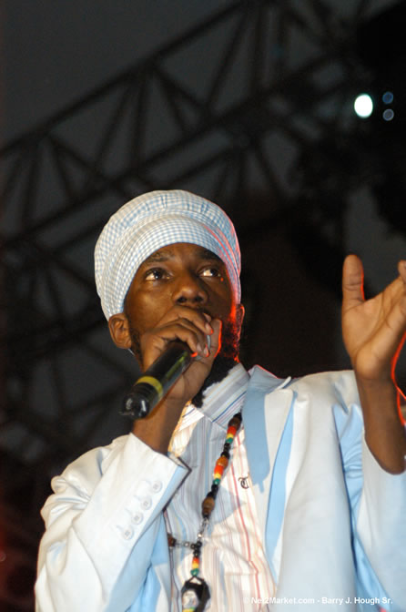 Sizzla - Red Stripe Reggae Sumfest 2005 - Dancehall Night - July 21th, 2005 - Negril Travel Guide, Negril Jamaica WI - http://www.negriltravelguide.com - info@negriltravelguide.com...!