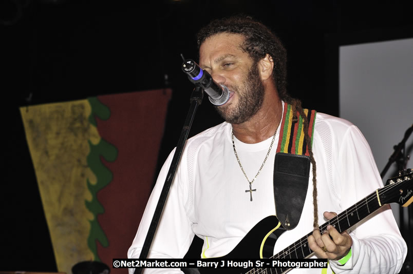 Andy Vernon @ Red Stripe Reggae Sumfest 2008 International Night 2, Catherine Hall, Montego Bay - Saturday, July 19, 2008 - Reggae Sumfest 2008 July 13 - July 19, 2008 - Photographs by Net2Market.com - Barry J. Hough Sr. Photojournalist/Photograper - Photographs taken with a Nikon D300 - Negril Travel Guide, Negril Jamaica WI - http://www.negriltravelguide.com - info@negriltravelguide.com...!