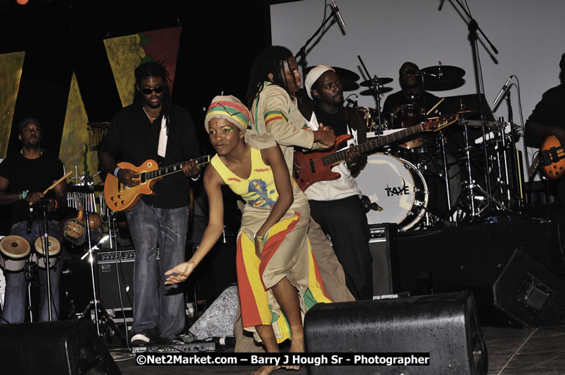 Etana @ Reggae Sumfest 2008 International Night 2, Catherine Hall, Montego Bay - Saturday, July 19, 2008 - Reggae Sumfest 2008 July 13 - July 19, 2008 - Photographs by Net2Market.com - Barry J. Hough Sr. Photojournalist/Photograper - Photographs taken with a Nikon D300 - Negril Travel Guide, Negril Jamaica WI - http://www.negriltravelguide.com - info@negriltravelguide.com...!