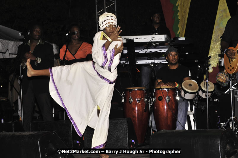 Etana @ Reggae Sumfest 2008 International Night 2, Catherine Hall, Montego Bay - Saturday, July 19, 2008 - Reggae Sumfest 2008 July 13 - July 19, 2008 - Photographs by Net2Market.com - Barry J. Hough Sr. Photojournalist/Photograper - Photographs taken with a Nikon D300 - Negril Travel Guide, Negril Jamaica WI - http://www.negriltravelguide.com - info@negriltravelguide.com...!