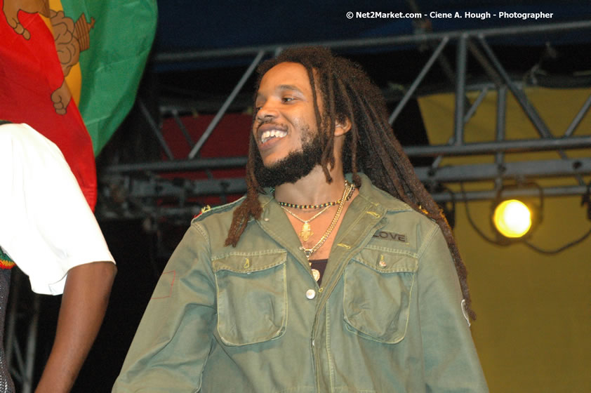 The Marley Brother's - Damian, Stephen, Julian, and Kimani - Smile Jamaica, Nine Miles, St Anns, Jamaica - Saturday, February 10, 2007 - The Smile Jamaica Concert, a symbolic homecoming in Bob Marley's birthplace of Nine Miles - Negril Travel Guide, Negril Jamaica WI - http://www.negriltravelguide.com - info@negriltravelguide.com...!