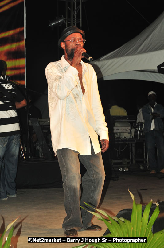 Beres Hammond @ Unite The People An International Reggae Fest, Featuring: Beres Hammond, Coco T, Queen Ifrica, Khalil, Cameal Davis, Iley Dread, Rochelle, Geoffrey Star, Ras Penco, Kool DeLoy, Otis Gayle, J.McKay, Tiney Winey, Venue at Norman Manley Boulevard, Negril, Westmoreland, Jamaica - Saturday, April 4, 2009 - Photographs by Net2Market.com - Barry J. Hough Sr, Photographer/Photojournalist - Negril Travel Guide, Negril Jamaica WI - http://www.negriltravelguide.com - info@negriltravelguide.com...!